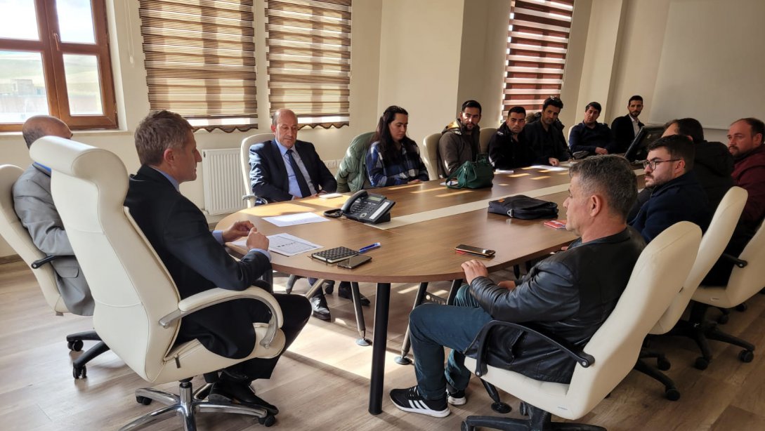 İlçe Milli Eğitim Müdürümüz Sayın Murat KARTAL'ın katılımlarıyla okul müdürleri ile toplantı gerçekleştirildi. 